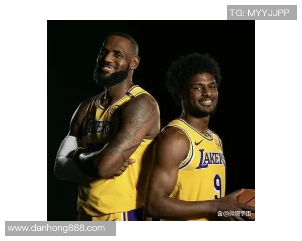 詹姆斯父子同台即将实现布朗尼正式宣布参加NBA选秀