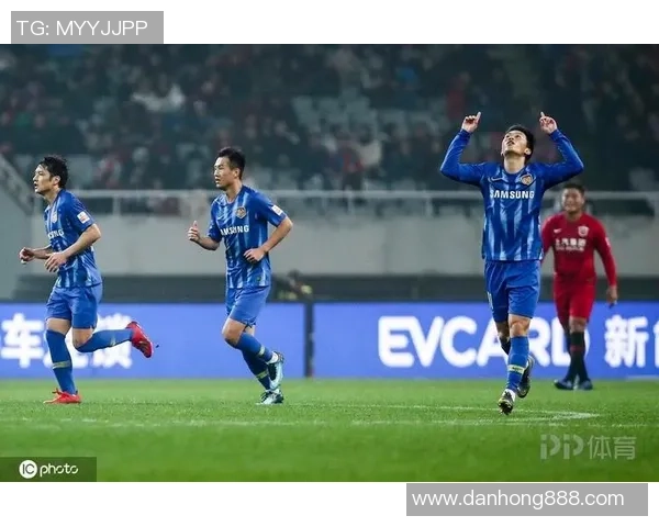 上港与苏宁激战正酣值班人员全力以赴守护赛事安全