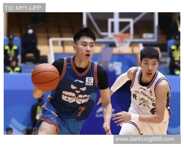 福建男篮迎战四川队全力争胜展现团队实力与拼搏精神