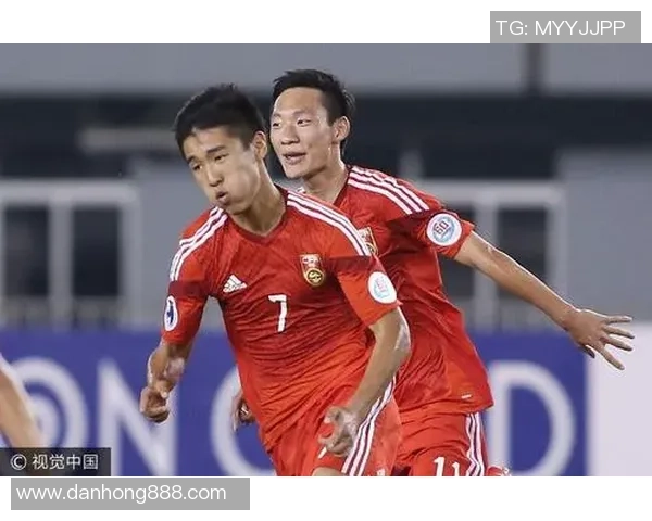 国青队在与布里斯班的较量中展现出顽强斗志与团队合作精神