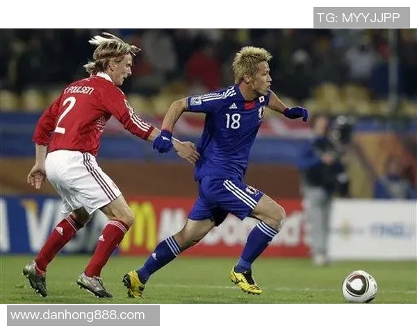 本田圭佑在对阵丹麦的比赛中展现出惊人实力与决心的精彩瞬间 本田圭佑在对阵丹麦的比赛中展现出惊人实力与决心的精彩瞬间